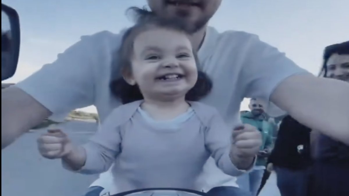 Motora binen küçük kızın büyük heyecanı gülümsetti
