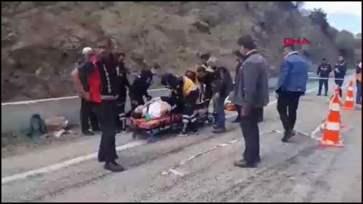 Bolu'da 2 minibüs kafa kafaya çarpıştı. 11'i öğrenci 15 yaralı