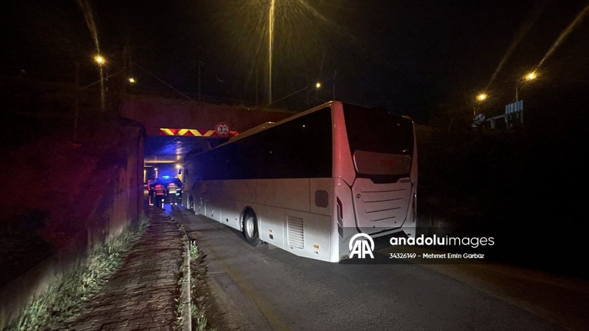 Alt geçide sıkışan yolcu otobüsü kurtarıldı