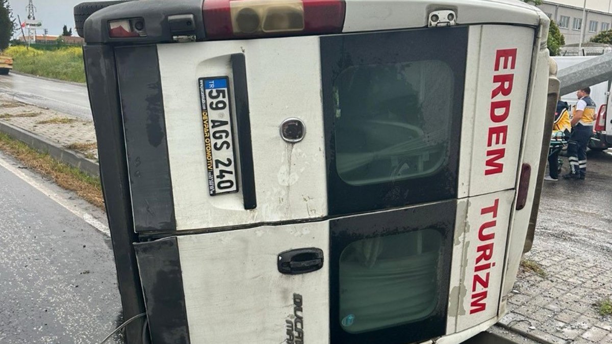 Tekirdağ’da lastiği patlayan servis minibüsü devrildi. 7 yaralı