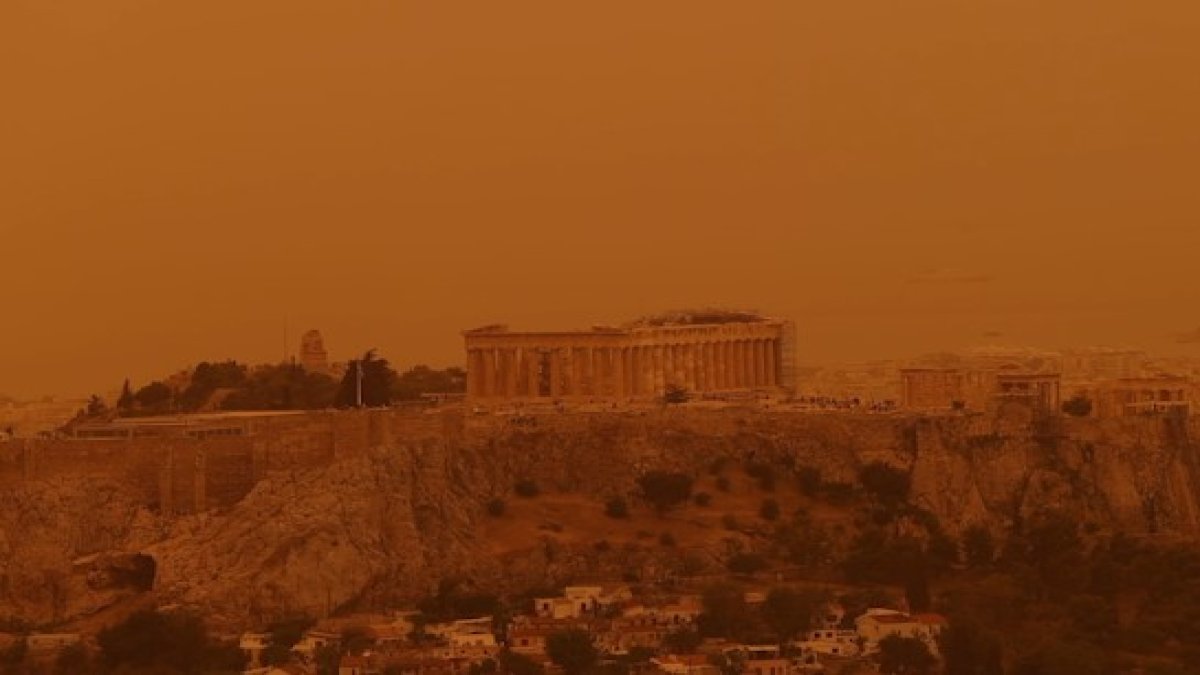 Afrika'dan taşınan çöl tozu Atina'da etkili oluyor
