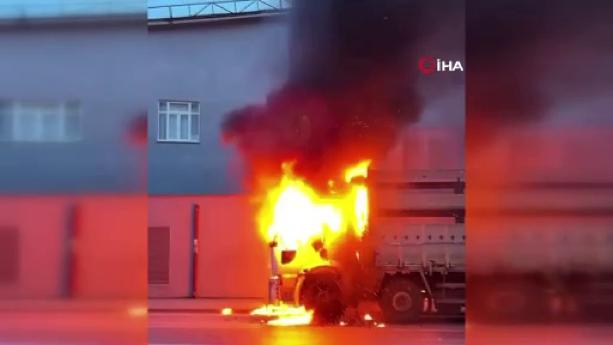 Başakşehir’de seyir halindeki kamyon alev alev yandı