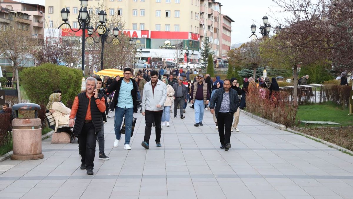 Soğuk iklimiyle bilinen Erzurum yaz gibi bir ilkbahar yaşıyor