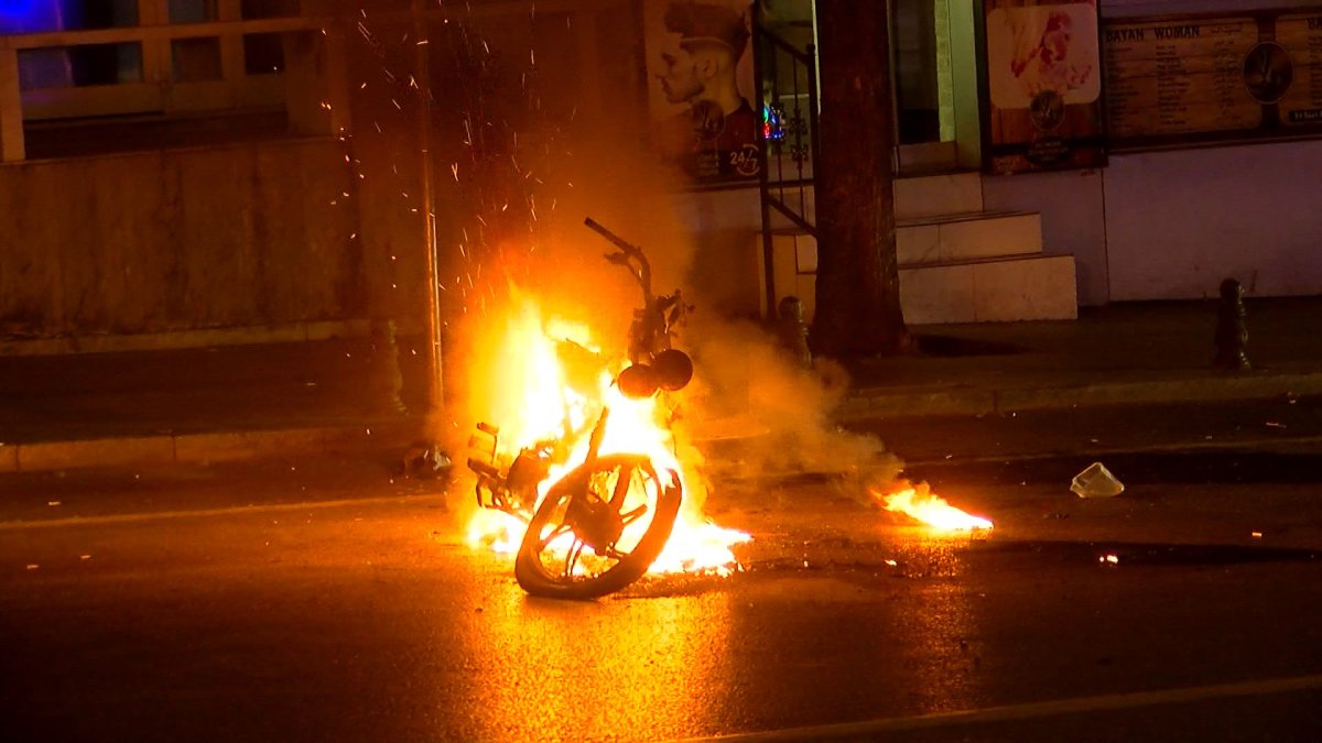 Polis denetiminde sinir krizi geçirdi, motosikletini ateşe verdi