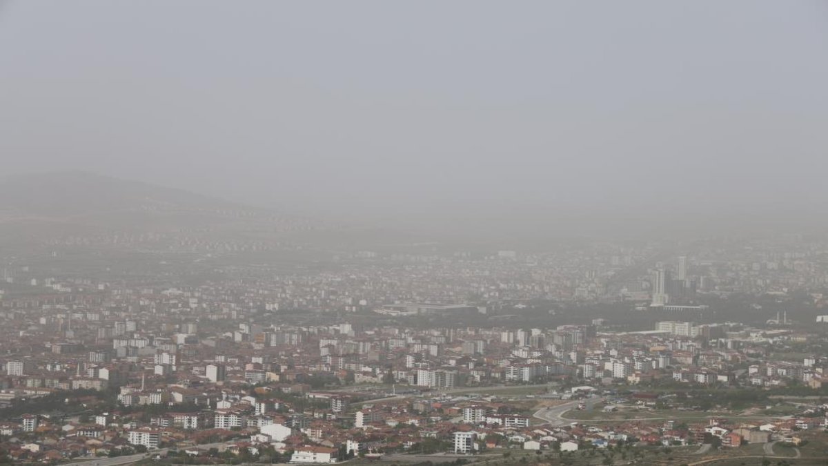 Elazığ’da toz bulutu etkili oldu