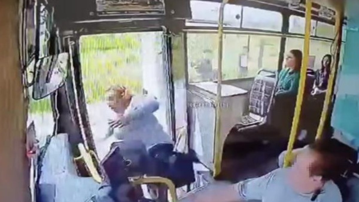 Adana'da bir yolcu, kapısı açık seyreden otobüsten düştü