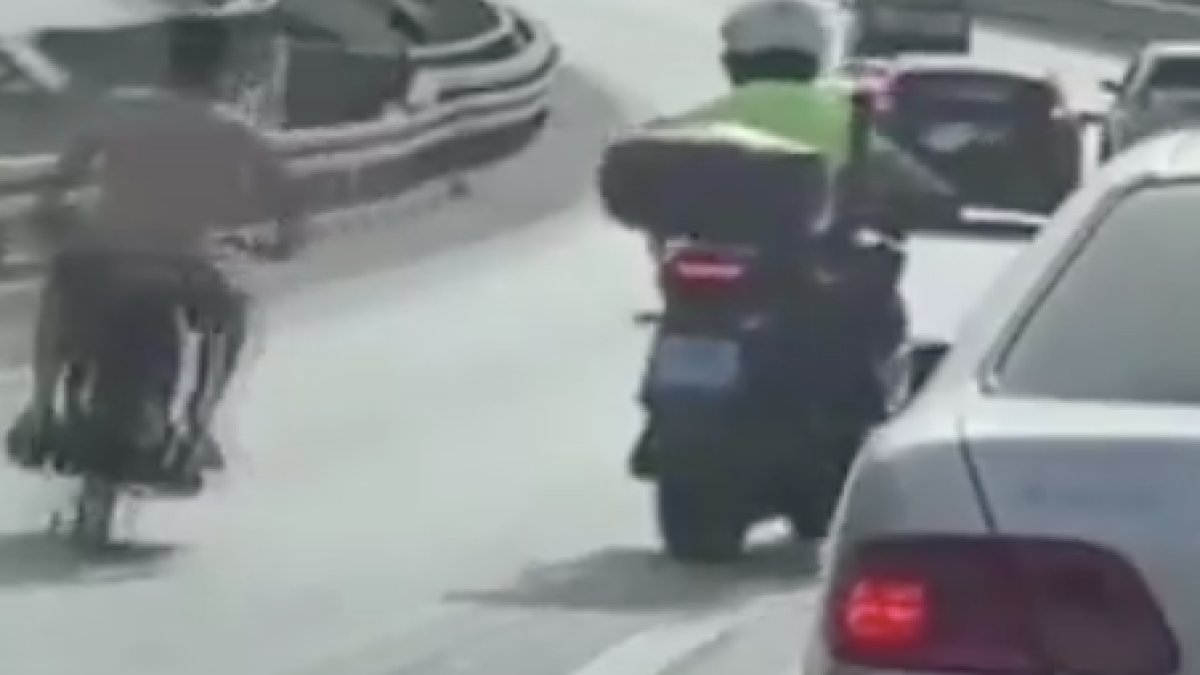 Şüpheli motosikletli motosikletini polisin üstüne sürdü