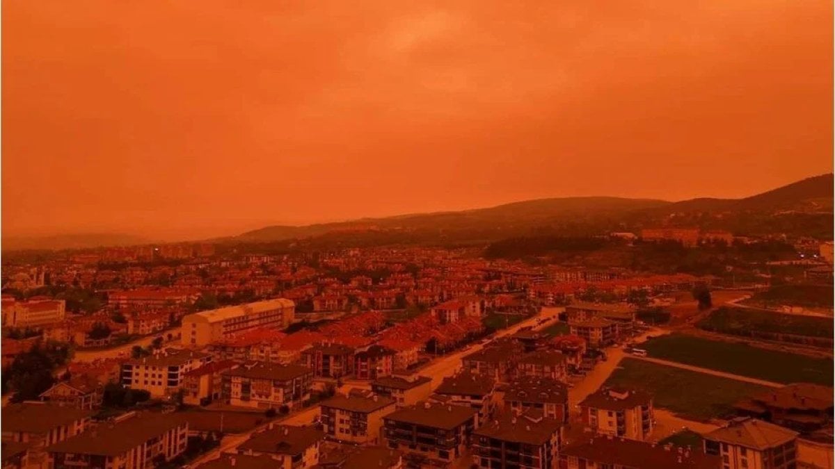 Bolu'da çöl tozu gökyüzünü kırmızıya boyadı
