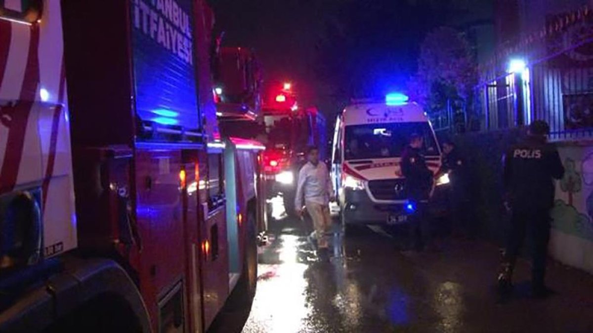 Ataşehir'de çıkan ev yangınında 2 kişi yaralandı