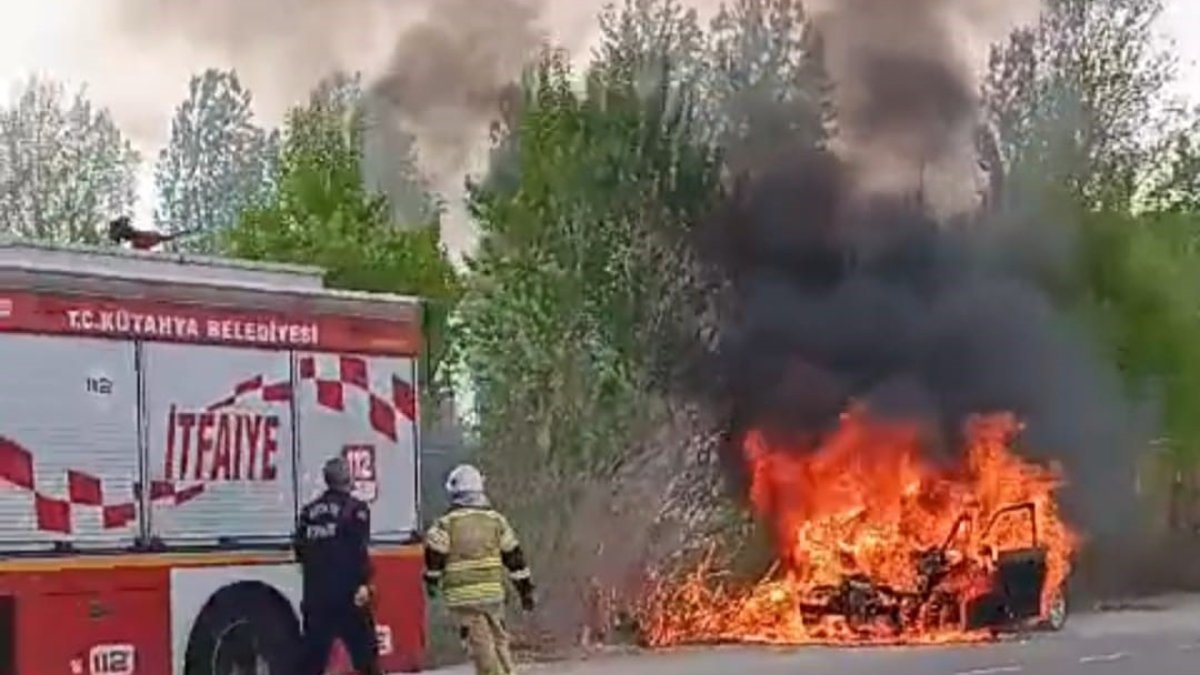 Kütahya'da seyir halindeki otomobil alev alev yandı