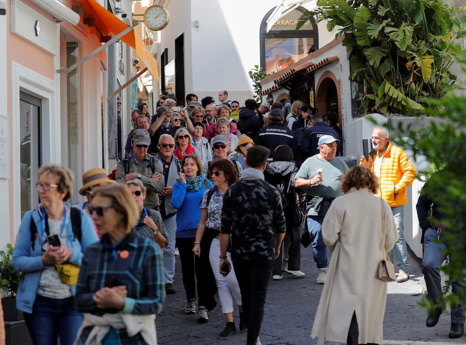 Capri Adası sakinleri turistlerden şikayetçi