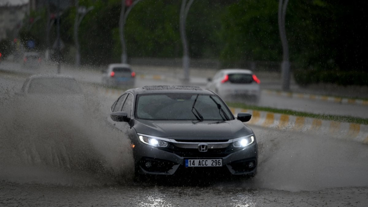 Edirne’yi sağanak vurdu! Cadde ve sokaklar göle döndü