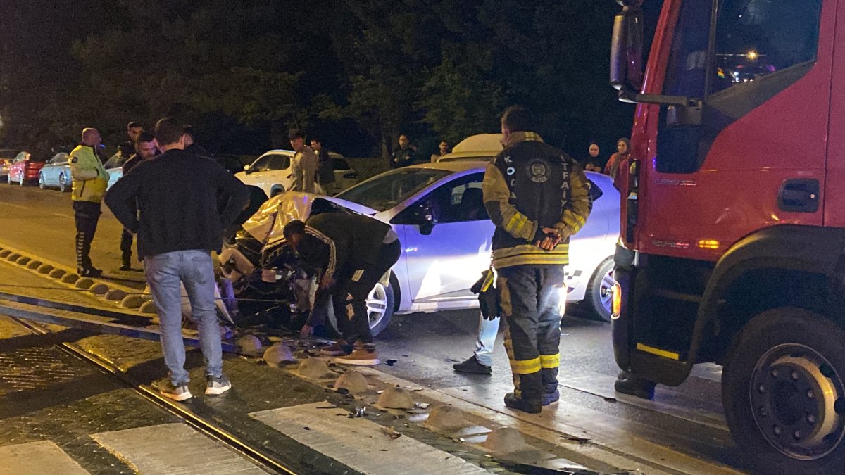 Trafik ışıklarında 2 otomobil çarpıştı