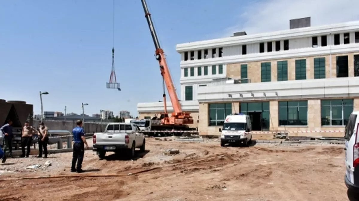 Şanlıurfa’da vinçten düşen 2 işçiden biri öldü, diğeri ağır yaralandı