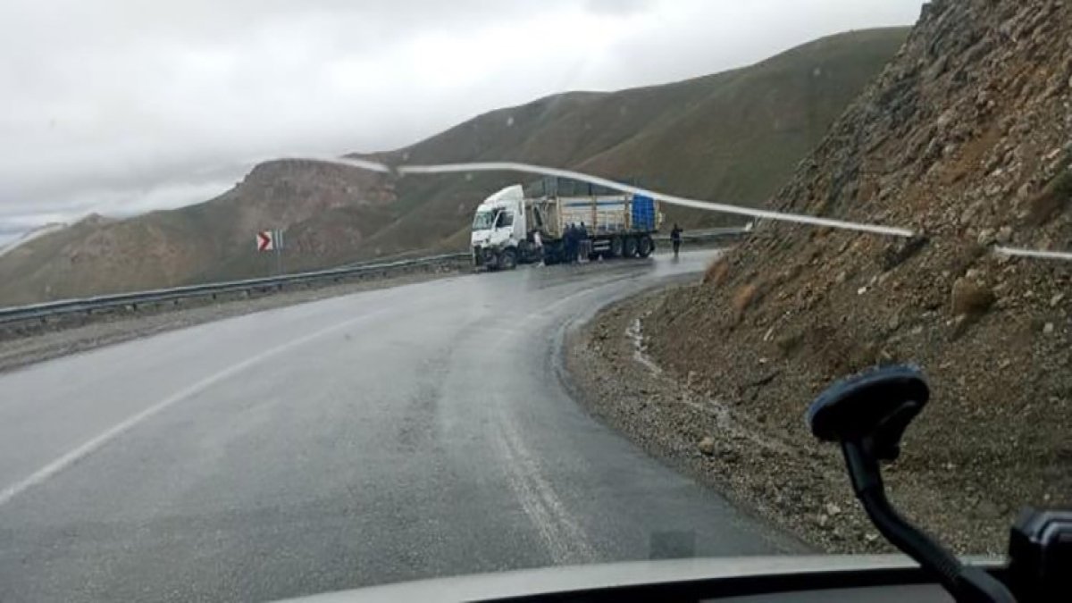 Van’da 2 tır kafa kafaya çarpıştı