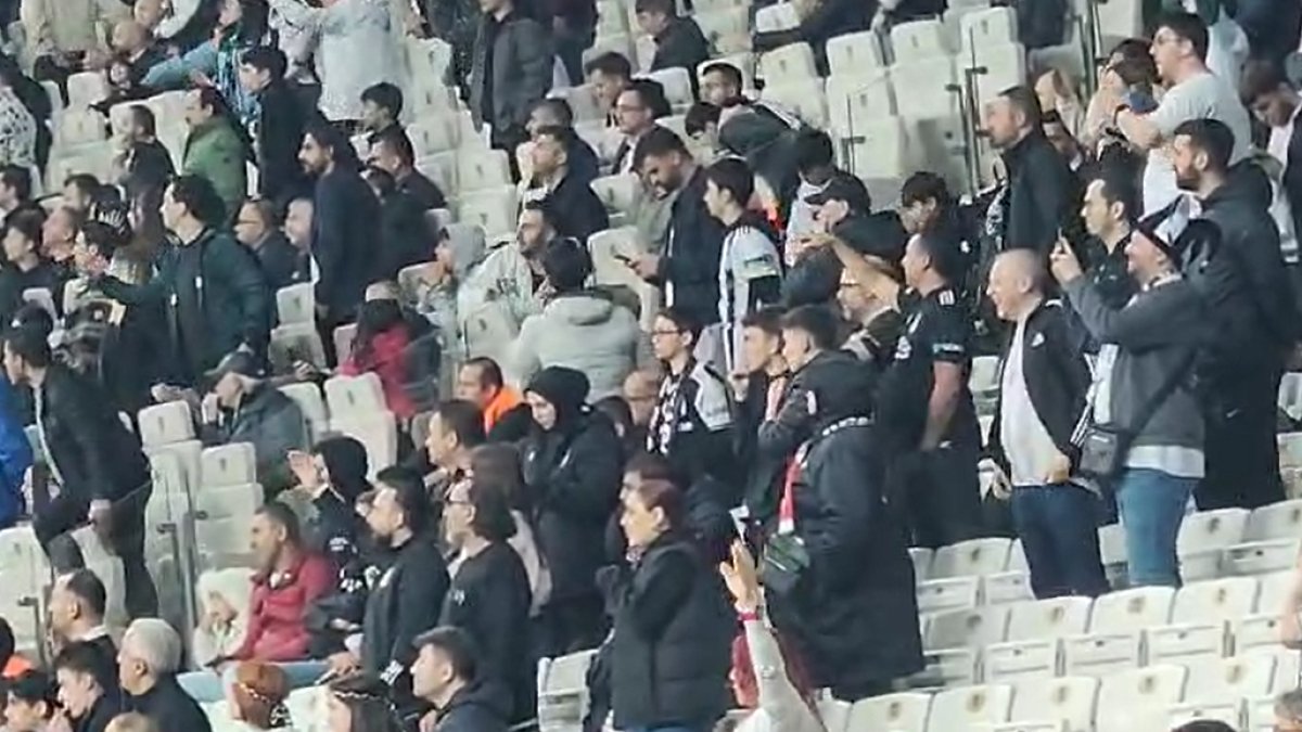 Beşiktaş taraftarı çıldırdı. Dakikalarca protesto etti