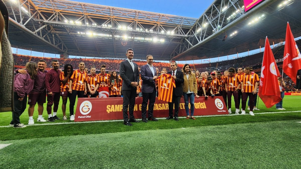 Galatasaray'dan gövde gösterisi. Dursun Özbek'ten flaş mesaj