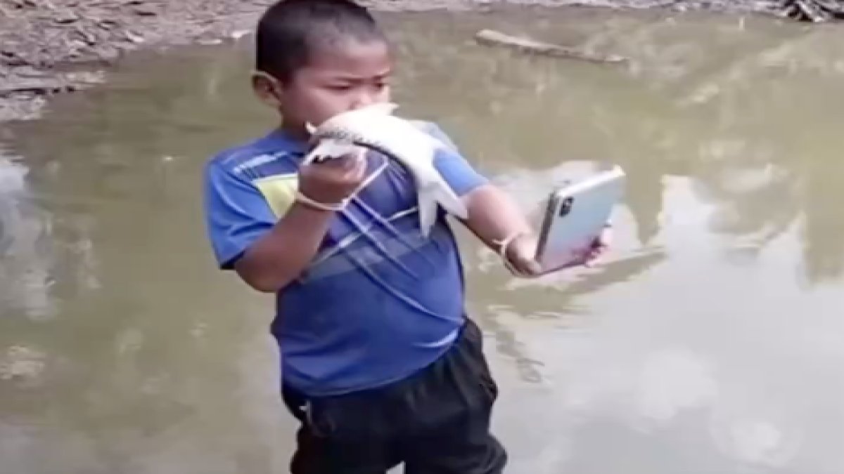 Yakaladığı balık yerine diğer elindeki telefonu nehre attı