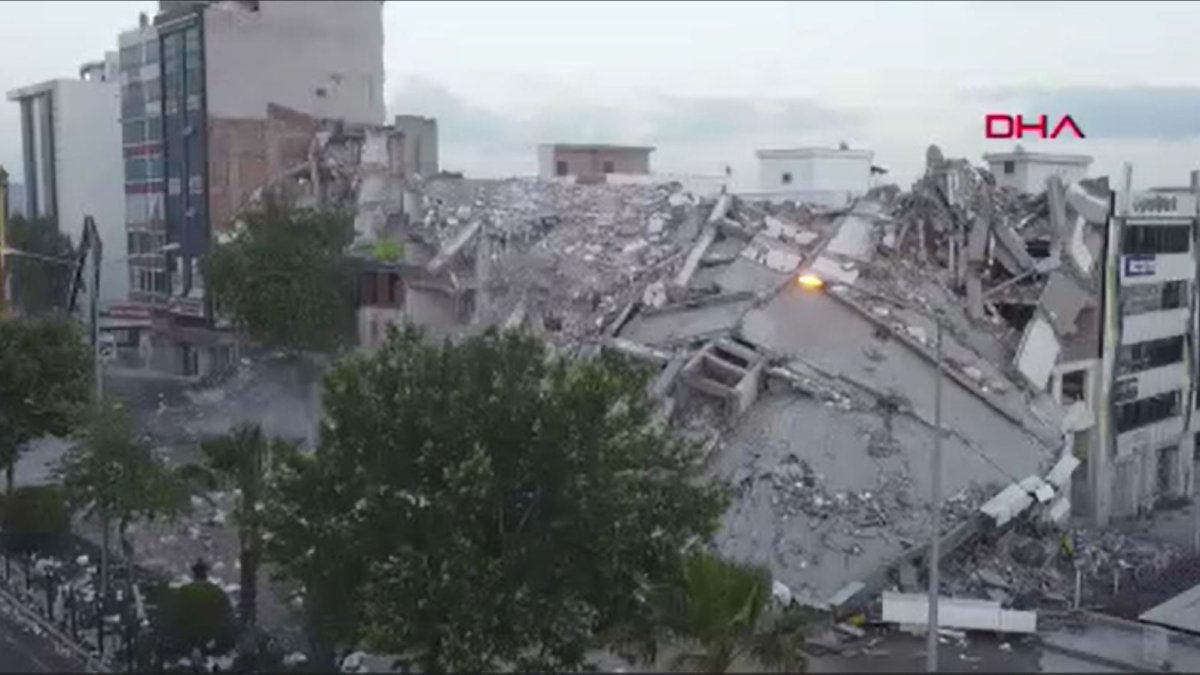 Adıyaman’da hasarlı bina yıkıldı