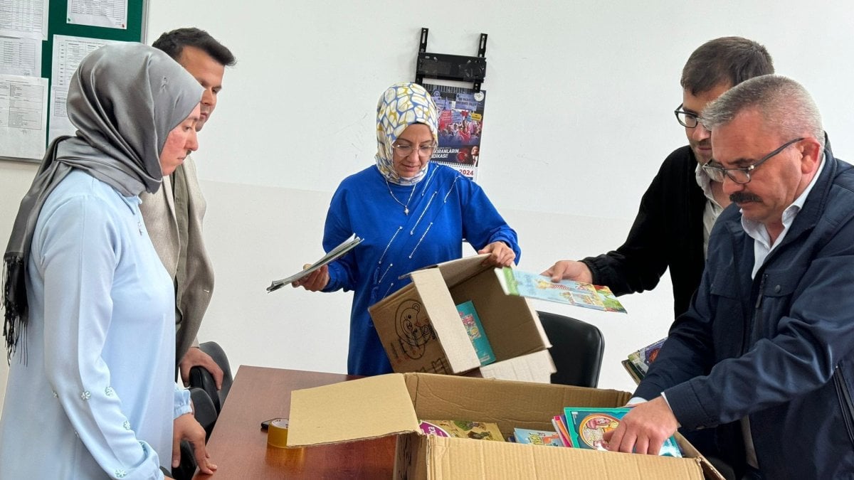 Deprem bölgesindeki öğrencilere kitap desteği