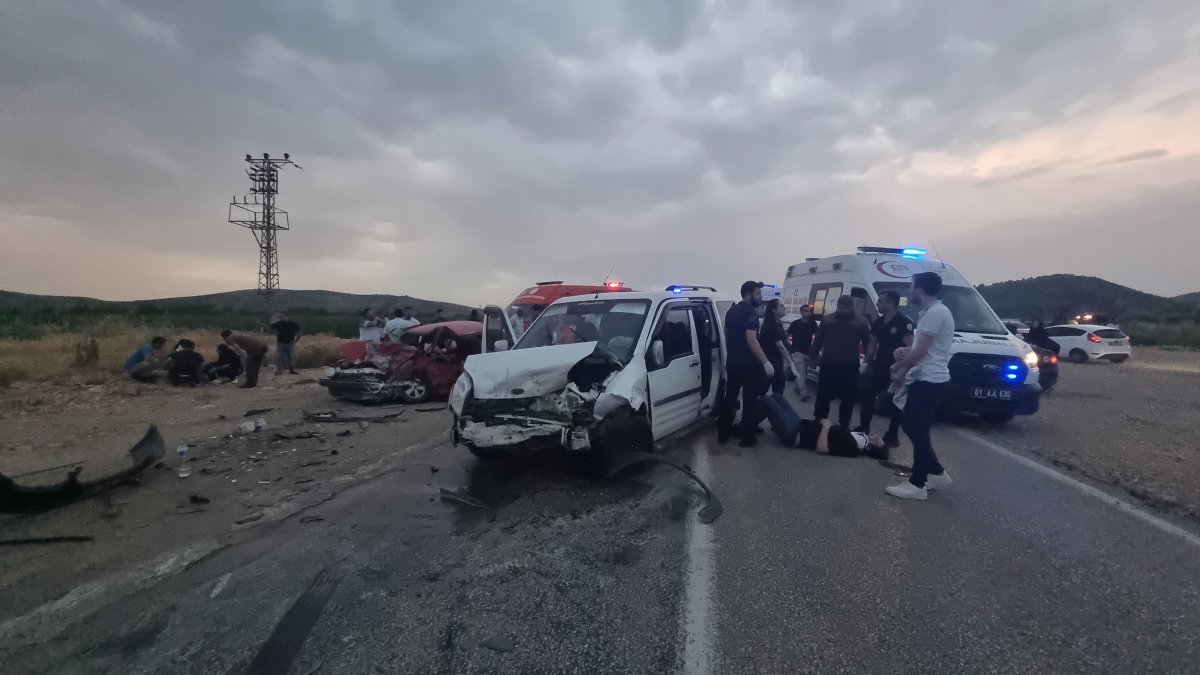 İki otomobil kafa kafaya çarpıştı: 1 ölü, 5 yaralı