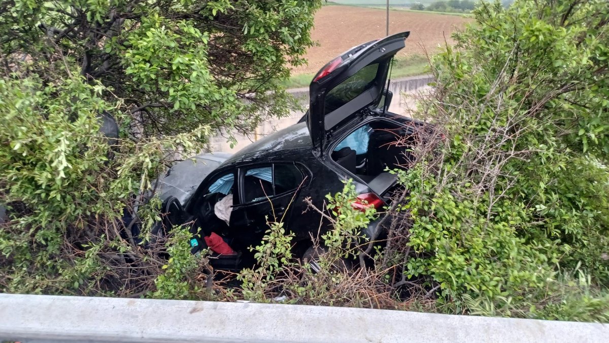 Bariyerleri aşan otomobil şarampole uçtu: 4 yaralı