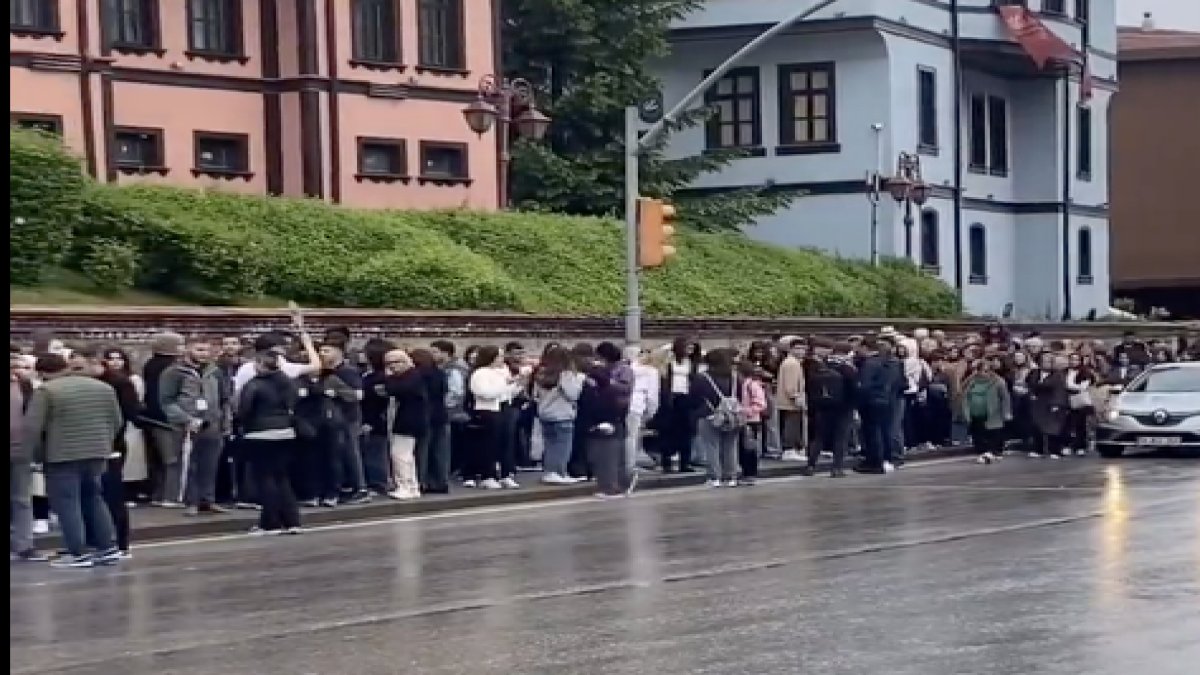 Eskişehir'de yağmura ve soğuğa aldırmadan saatlerce müze kapısında beklediler