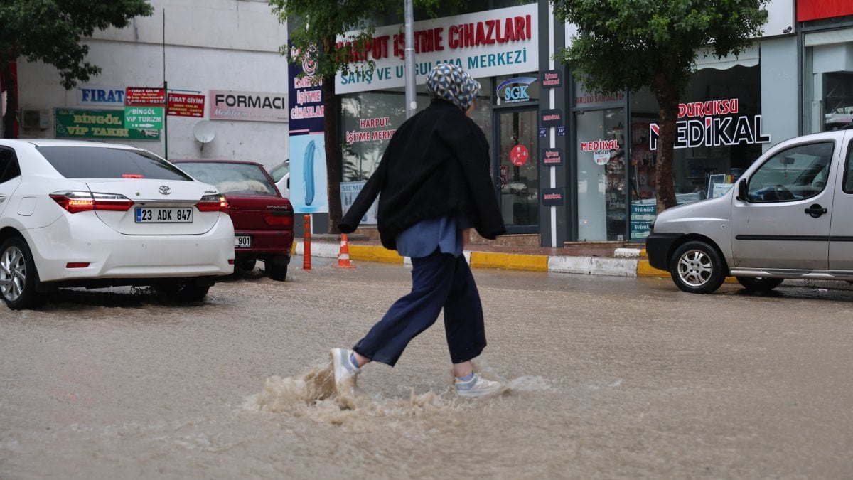 Sağanak yağış Elazığ’da hayatı felç etti