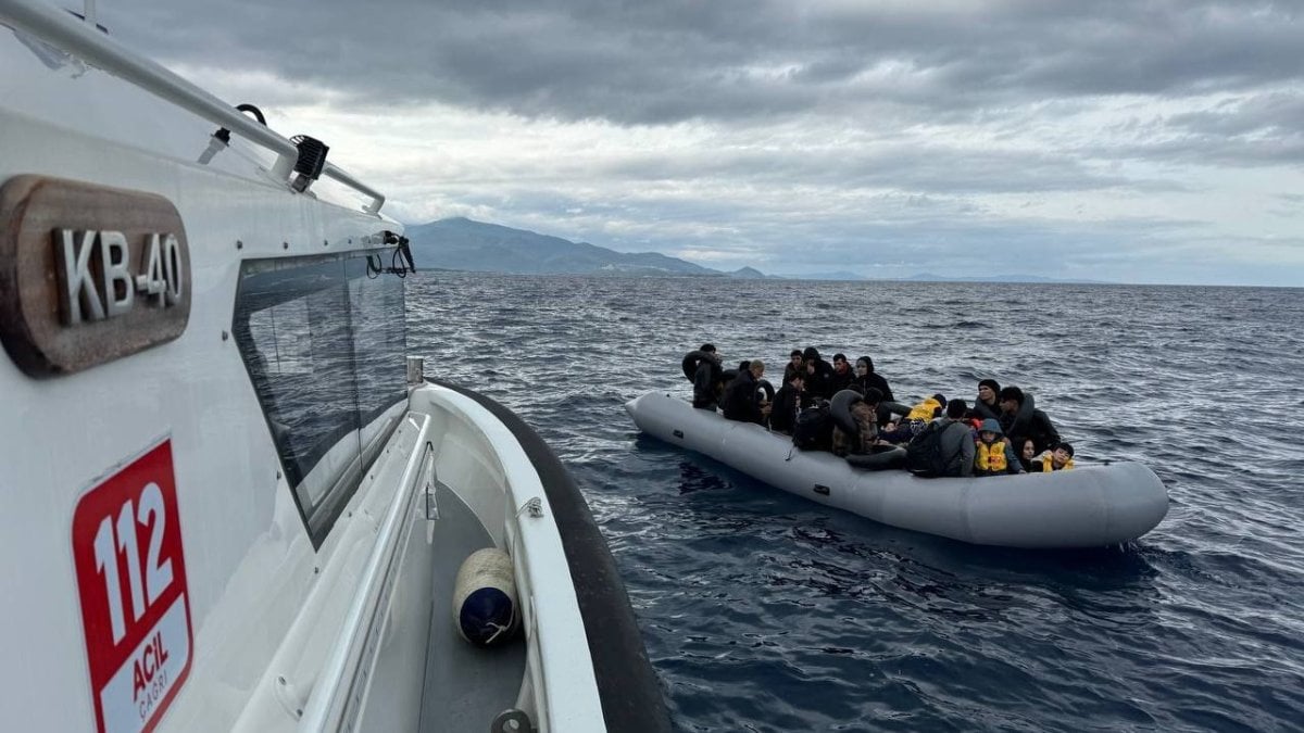 İzmir'de ölümle burun buruna gelen 22'si çocuk 47 kaçak göçmen kurtarıldı