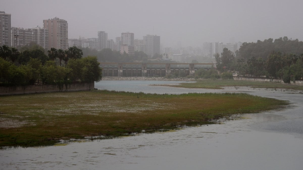 Adana'yı toz bulutları esir aldı!