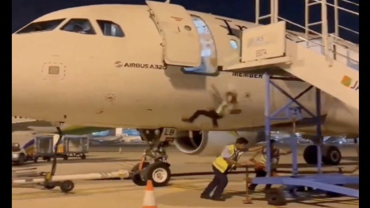 Uçaktan inerken merdiven çekilince uçuş görevlisi yere düştü