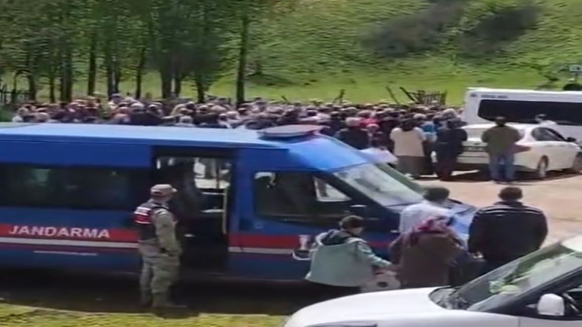 Kaçak yapıların yıkılmasına karşı çıkan köylülere jandarma müdahale etti