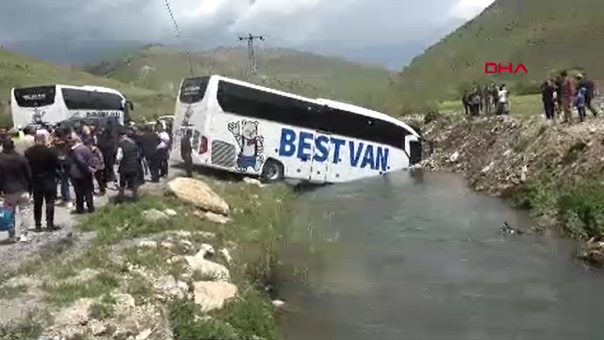 Bitlis’te otobüs şarampole yuvarlandı. Yaralılar var