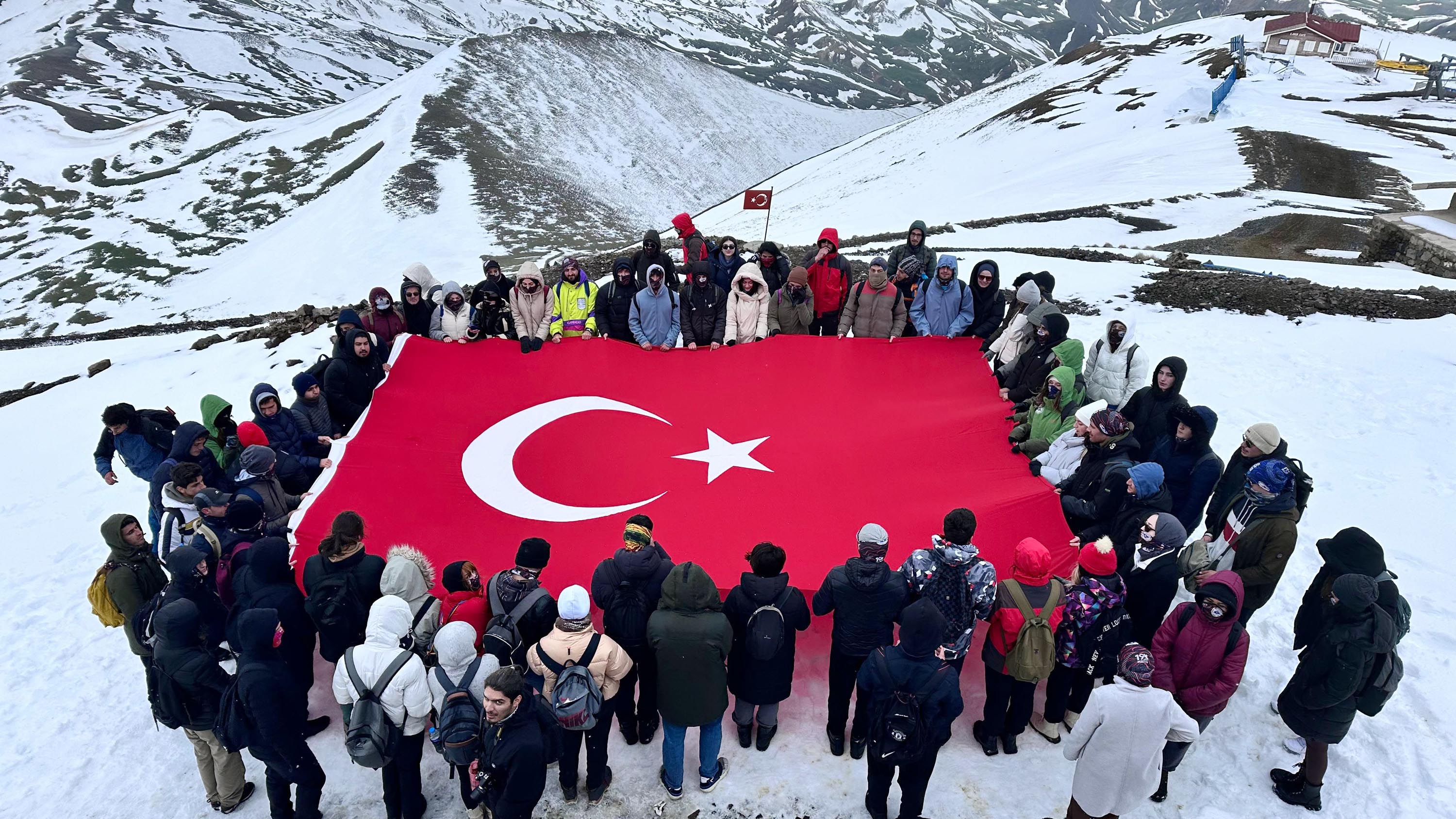 Palandöken’in zirvesinde 19 Mayıs kutlaması yaptılar