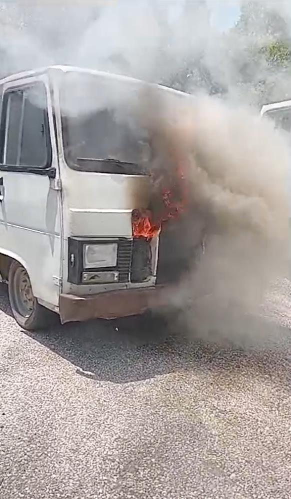Seyir halindeki minibüs alev alev yandı