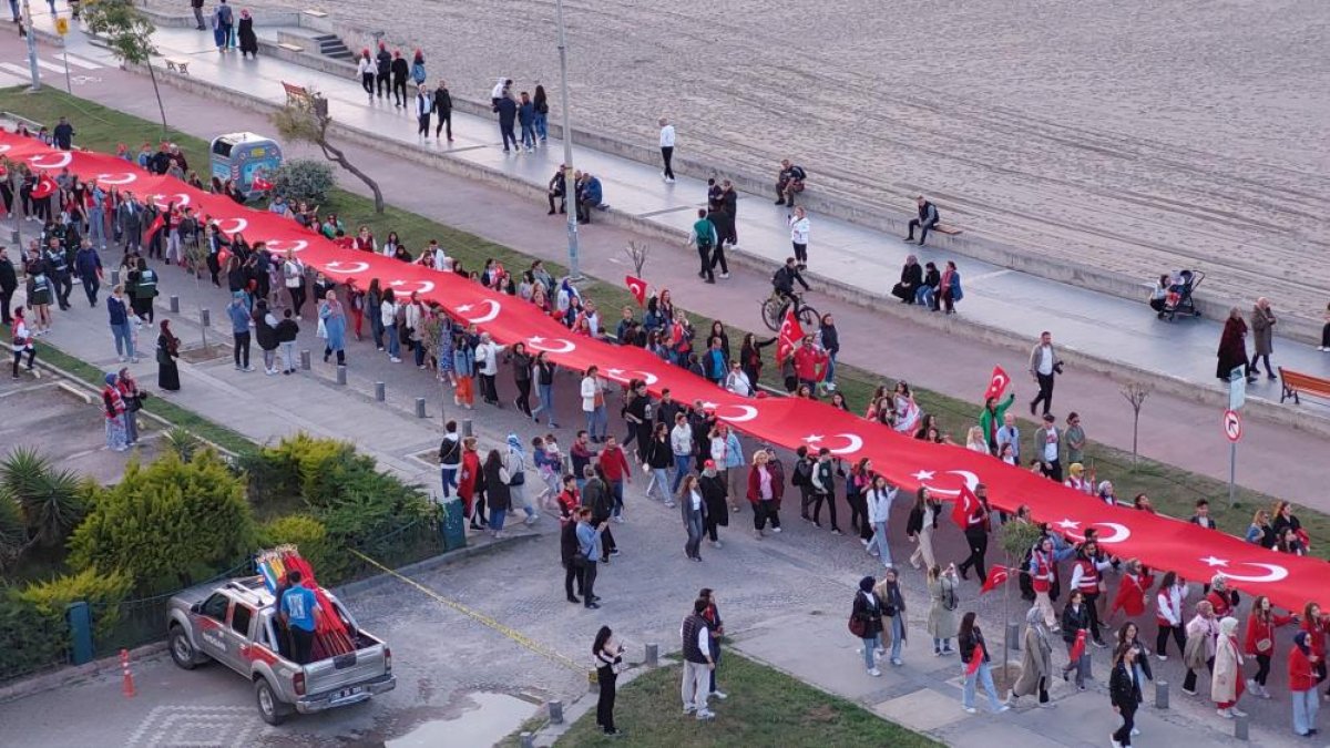 Samsun'da  vatandaşlar 1919 metrelik dev bayrakla yürüdü