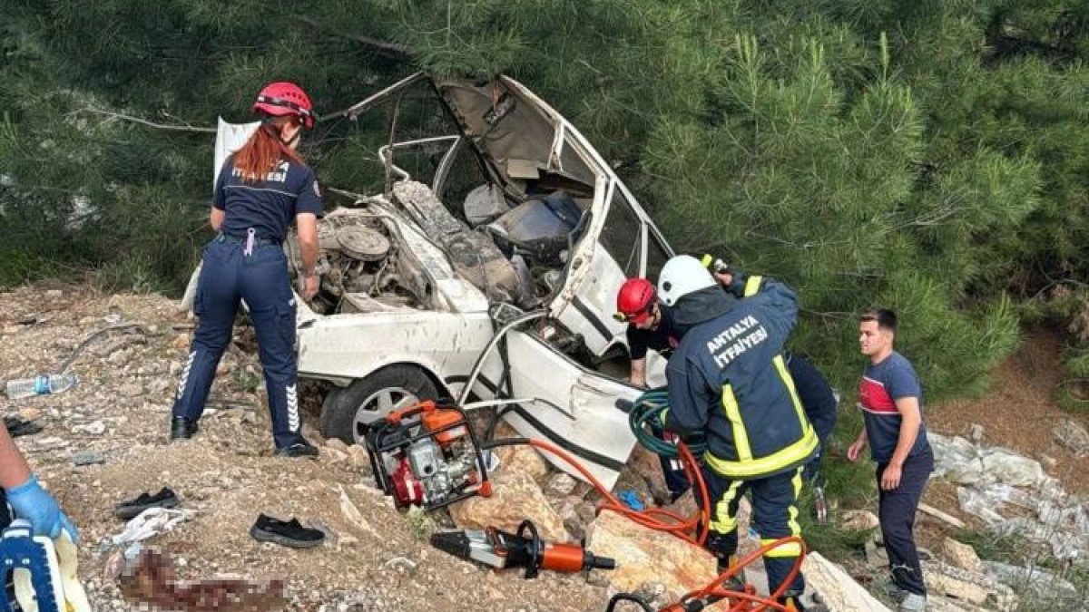 Antalya’da otomobil uçuruma yuvarlandı: 1 ölü, 3 yaralı