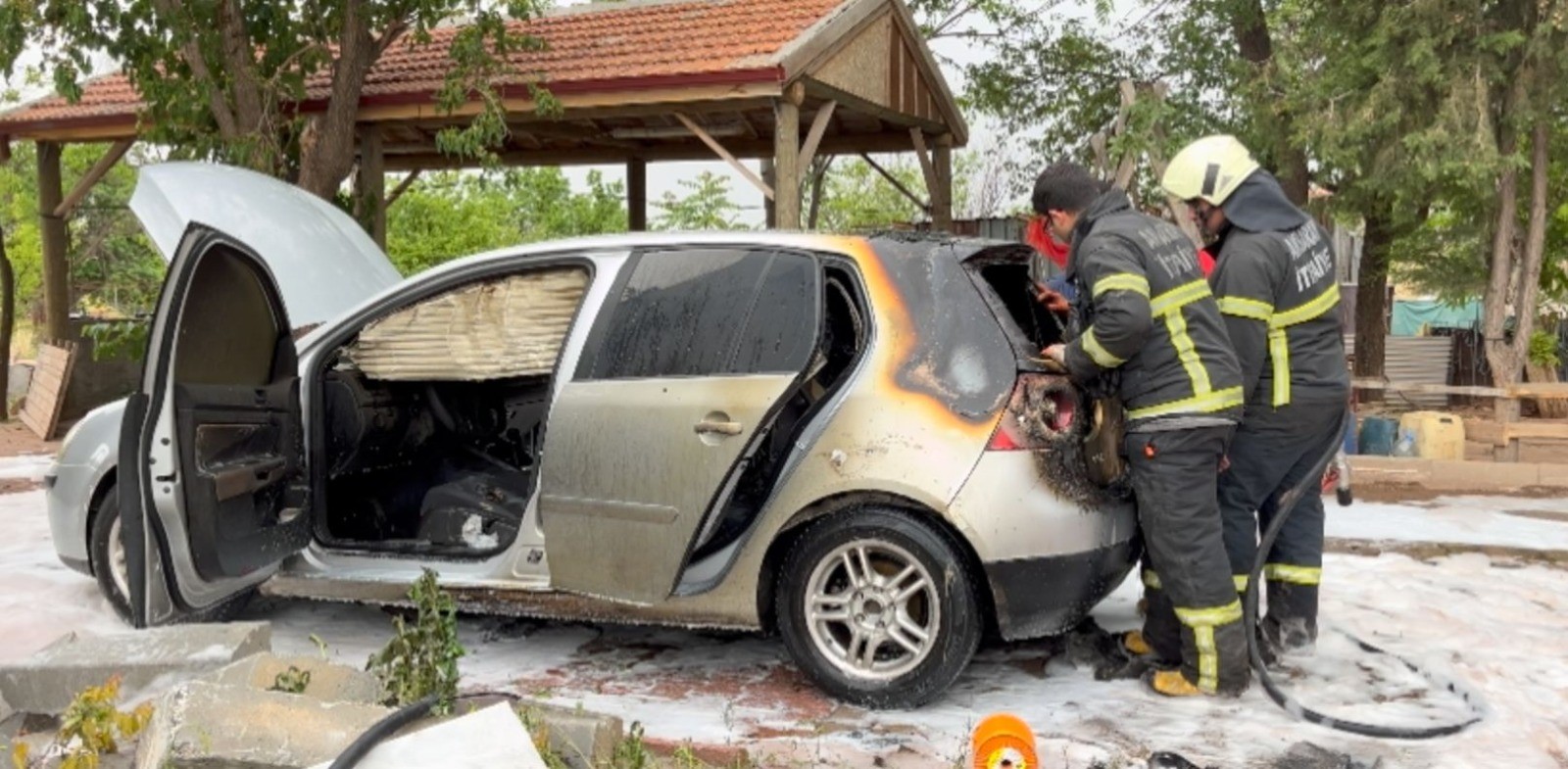 Aksaray'da park halindeki otomobil alev aldı: Bir kişi yanarak yaralandı