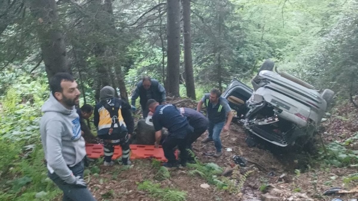 Trabzon'da otomobil uçuruma yuvarlandı