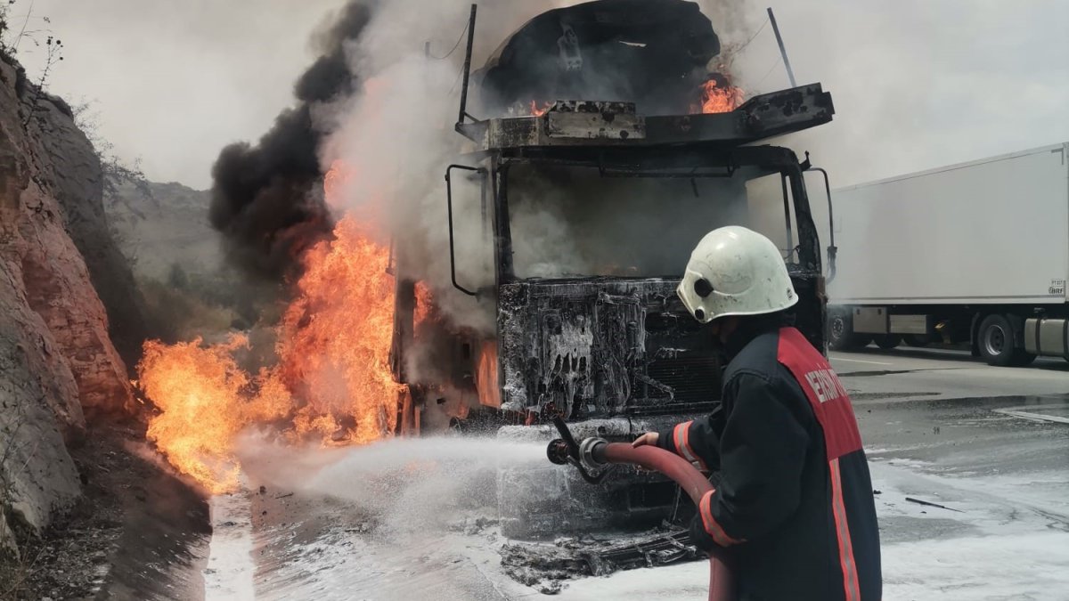 Tarsus'ta yanan tırda yüklü 7 sıfır araç yandı