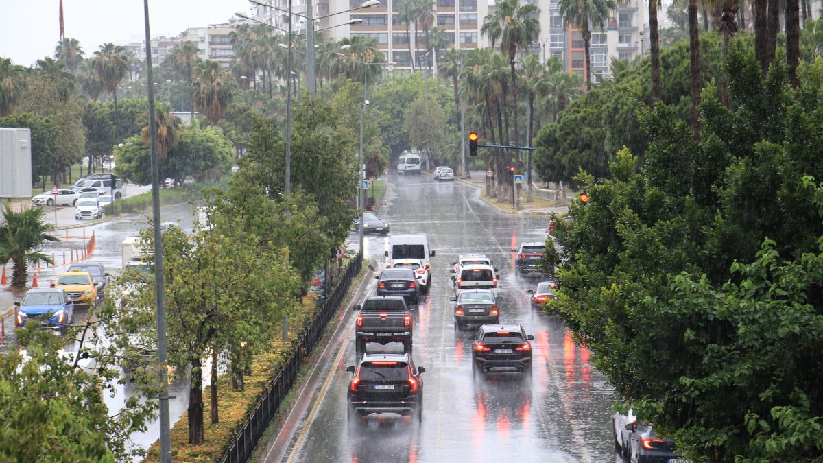 Mersin'i şiddetli yağmur vurdu. Vatandaşlar zor anlar yaşadı
