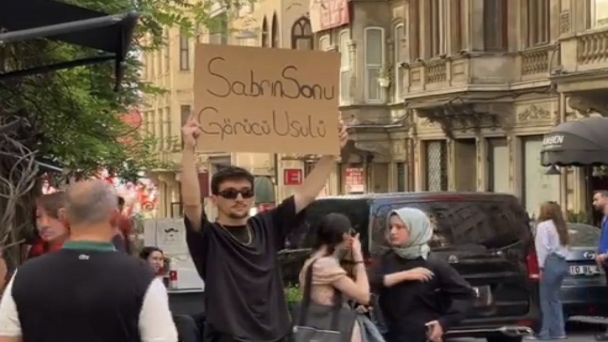 Caddeye çıktı ve pankart açtı: "Sabrın sonu görücü usulü"