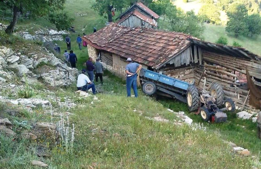 Devrilen traktörün altında kalan genç can verdi