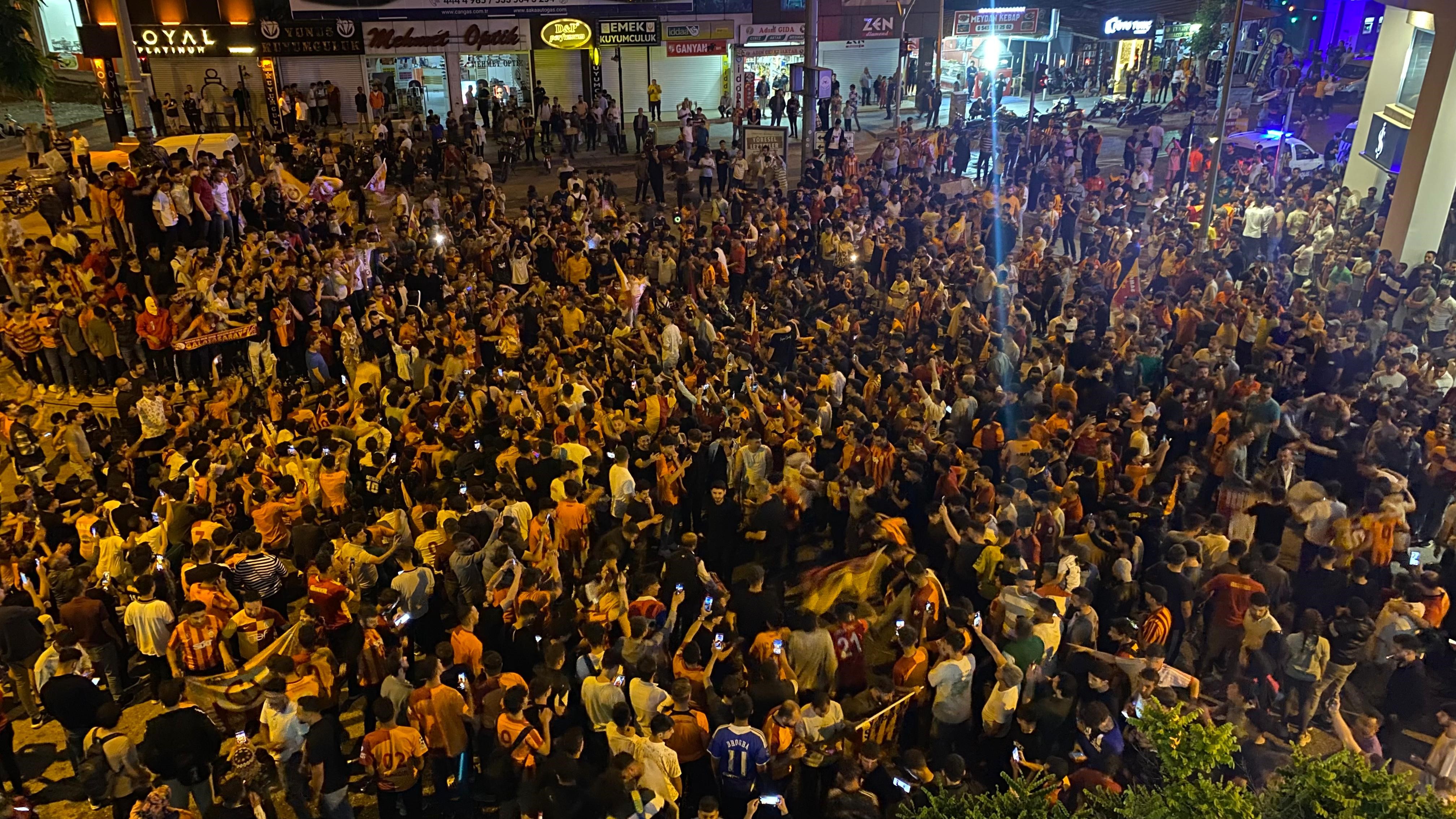 Adıyaman'da Galatasaraylı taraftarlar şampiyonluğu halaylar çekip kutladı