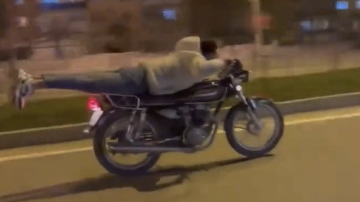 Motosikletle akrobatik hareketlerle trafiği tehlikeye attılar