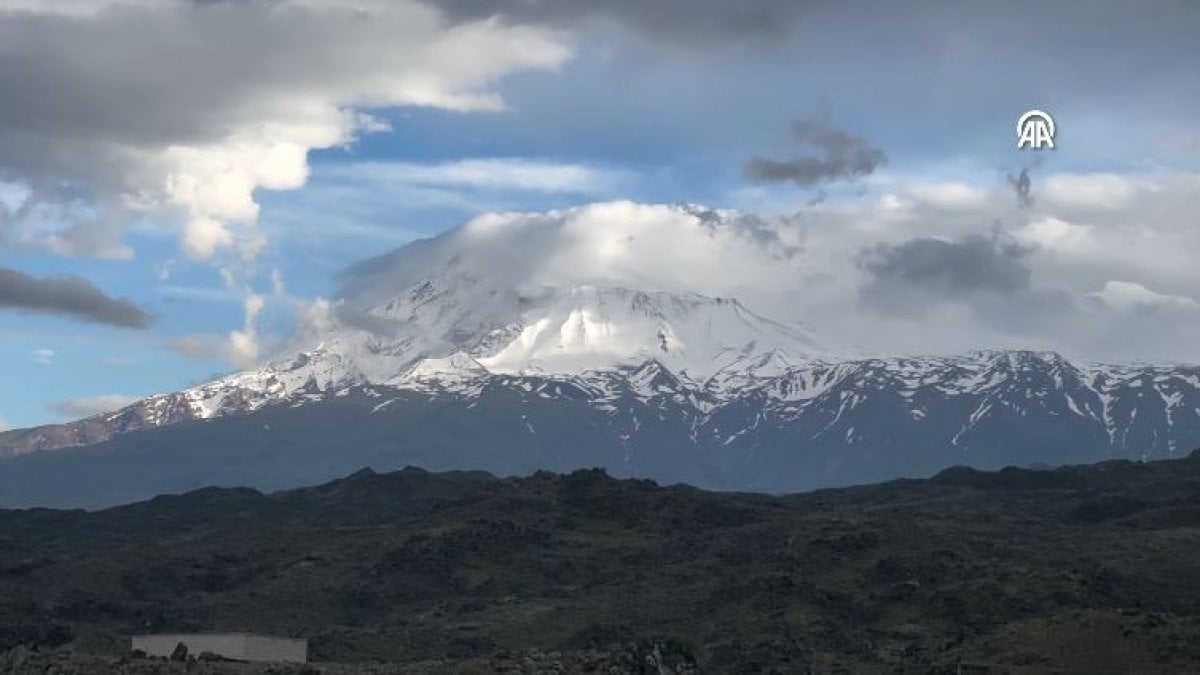 Beyaz gelinliğini giyen Ağrı Dağı'ndan kartpostallık görüntü