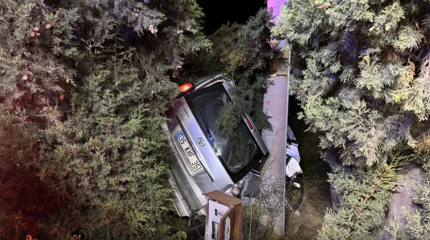 İzmir'de şarampole yuvarlanan araç sürücüsü öldü