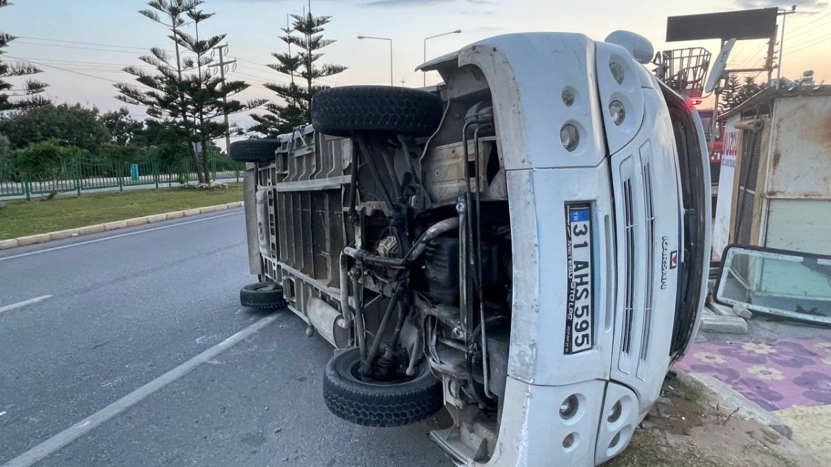 Antalya’da kontrolden çıkan minibüs devrildi