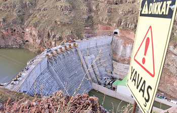 Baraj inşaatından suya düşen işçi kayboldu