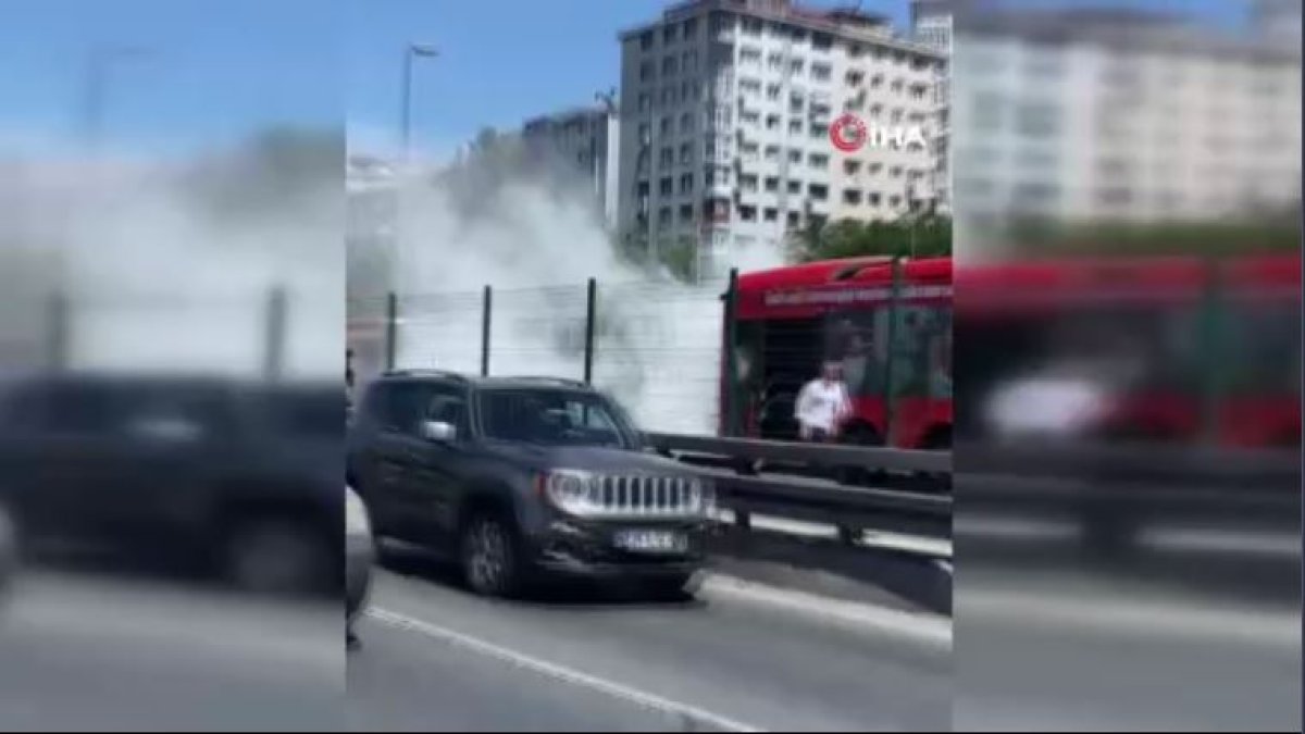 Seyir halindeki metrobüste yangın